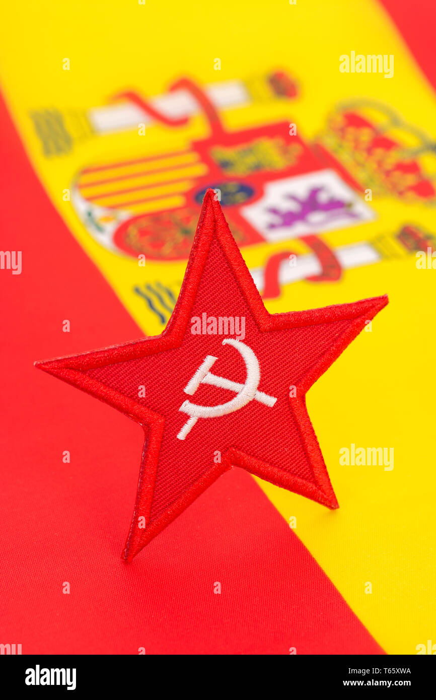 Escudo de Red Star Hammer y Sickle con bandera española. Por la victoria socialista de las elecciones generales españolas de 2019. Los comunistas españoles martillo y hoz, estrella roja Foto de stock