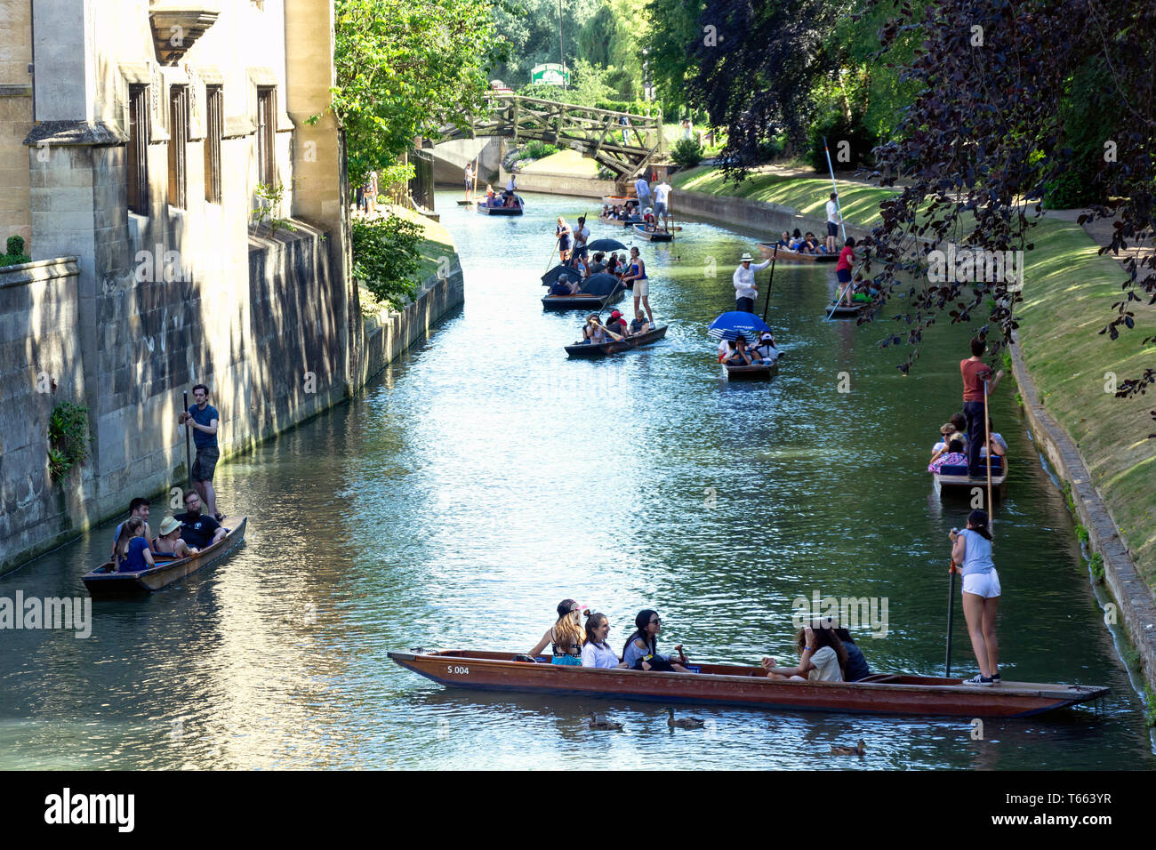 Punts del río Cam, Cambridge, Cambridgeshire, Inglaterra, Reino Unido Foto de stock