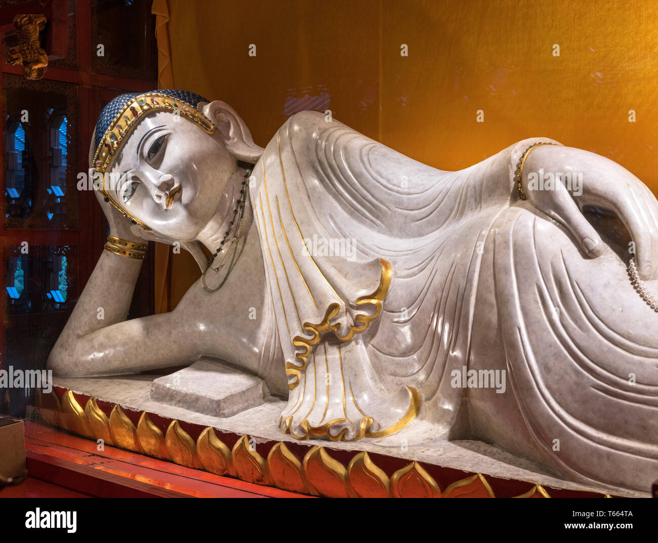 Buda reclinado en el Templo del Buda de Jade, Shanghai, China Foto de stock