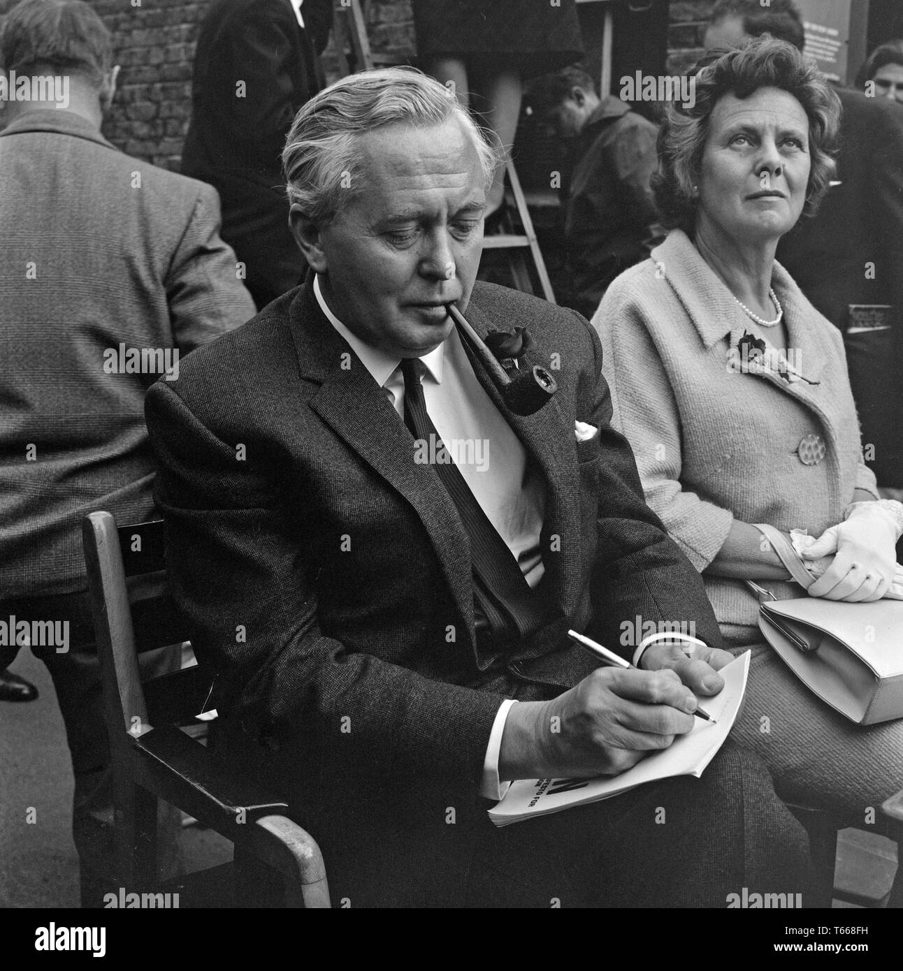 El político laborista británico y, finalmente, el Primer Ministro Harold Wilson, campaña en Lewisham, en el sur de Londres, durante la elección general británica de 1964. Su esposa María sentada junto a él. Foto de stock