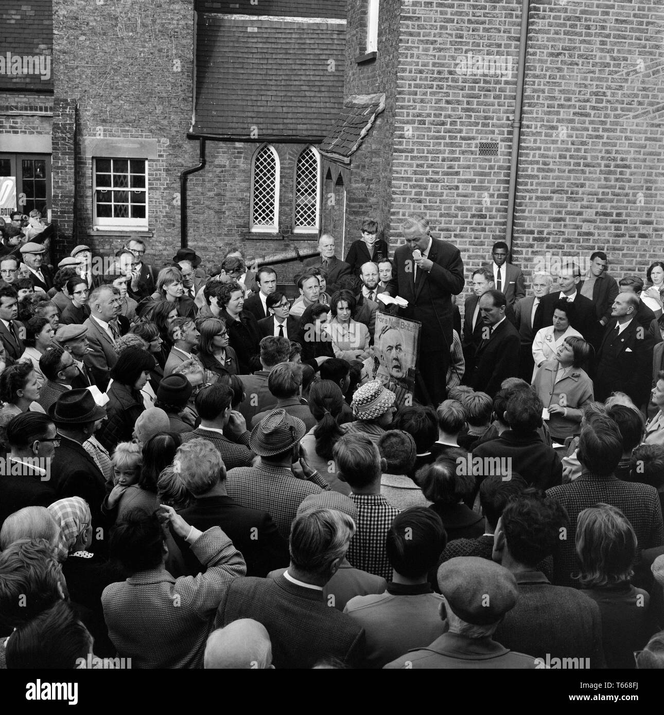 El político laborista británico y, finalmente, el Primer Ministro Harold Wilson, campaña en Lewisham, en el sur de Londres, durante la elección general británica de 1964. Foto de stock