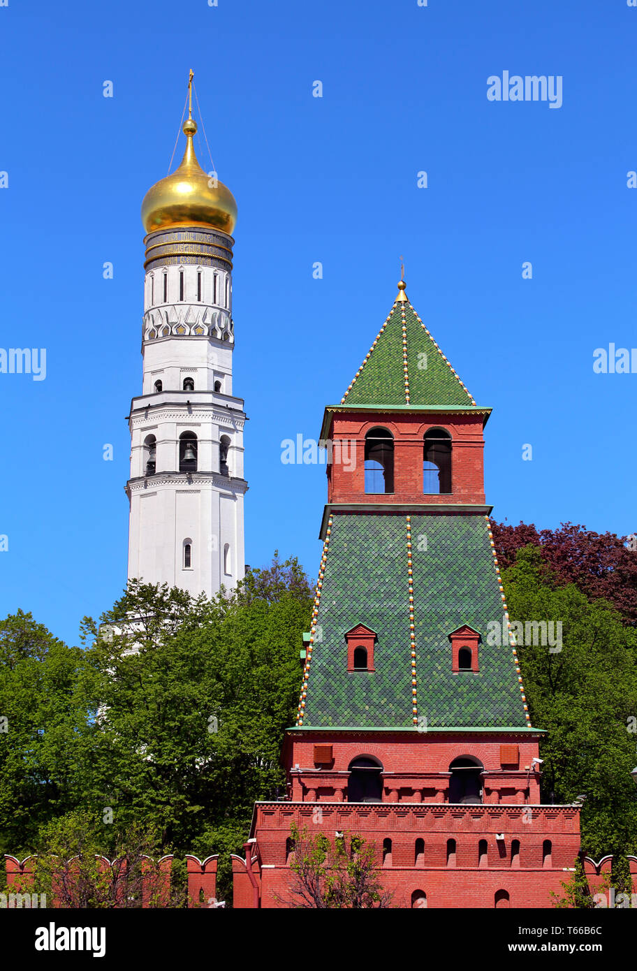 Vista del campanario de Iván el Grande detrás de la muralla del Kremlin en Moscú rojo Kemlin. A una altura de 81 m es el edificio más alto en Rusia hasta el b Foto de stock