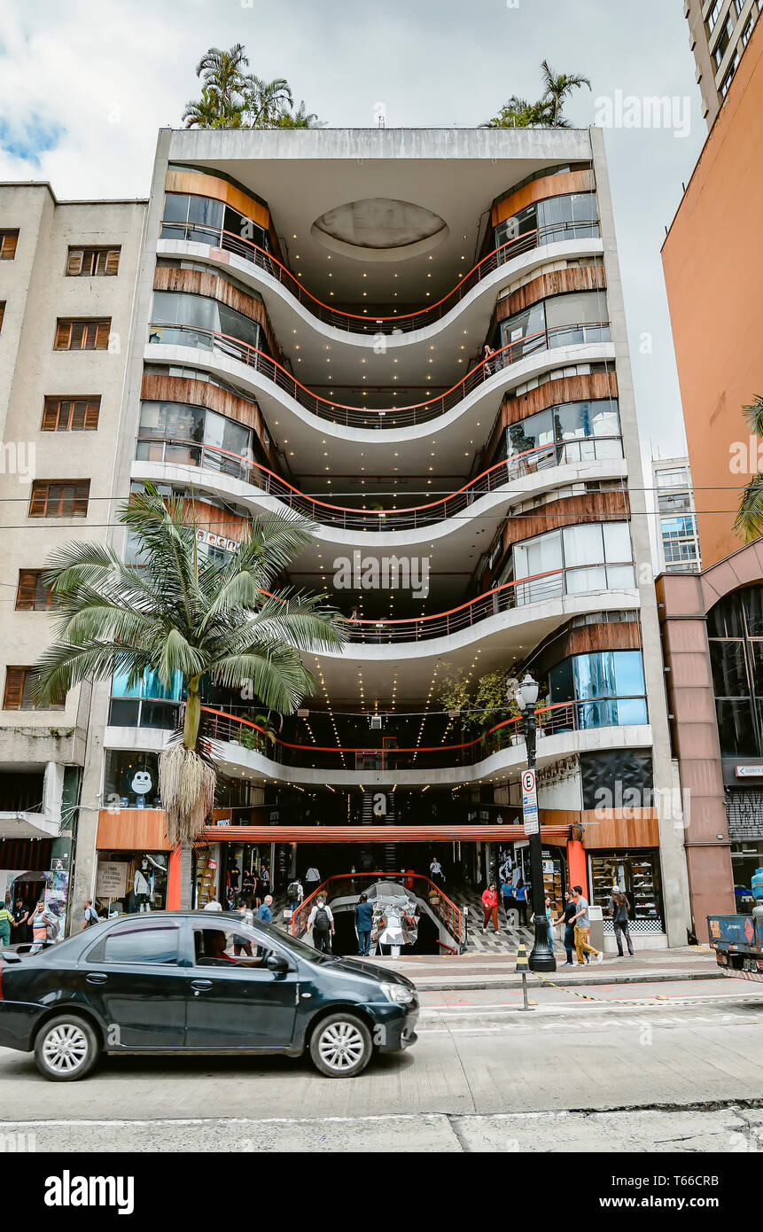 Sao Paulo, SP, Brasil - Febrero 27, 2019: Fachada de Galeria do Rock. Mall,  con tiendas que vende productos con la urbana y rock and roll. Architec  Fotografía de stock - Alamy