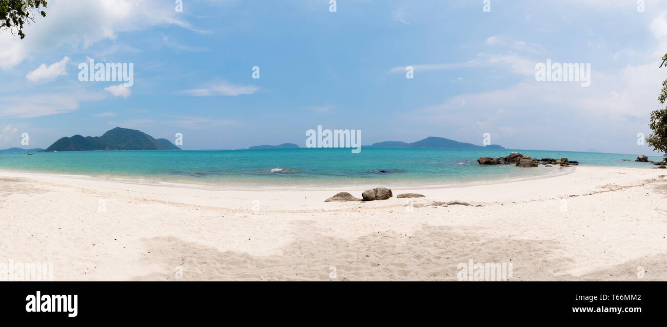 Tropical costa del mar playa de arena blanca con agua azul Foto de stock