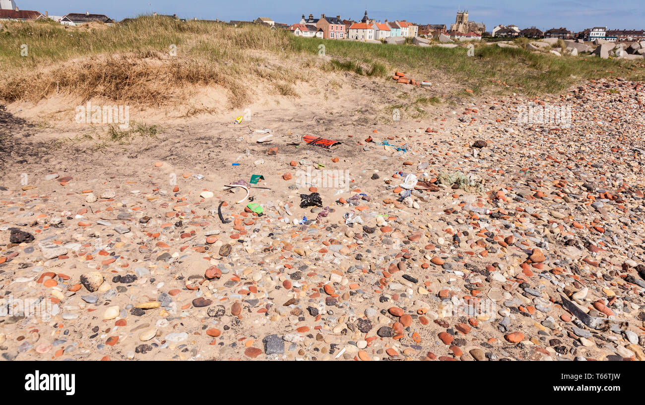 Varios elementos de plástico, botellas, etc. descartados o arrastrados hasta la playa en Hartlepool, Inglaterra,Reino Unido, más pruebas de contaminación plástica. Foto de stock