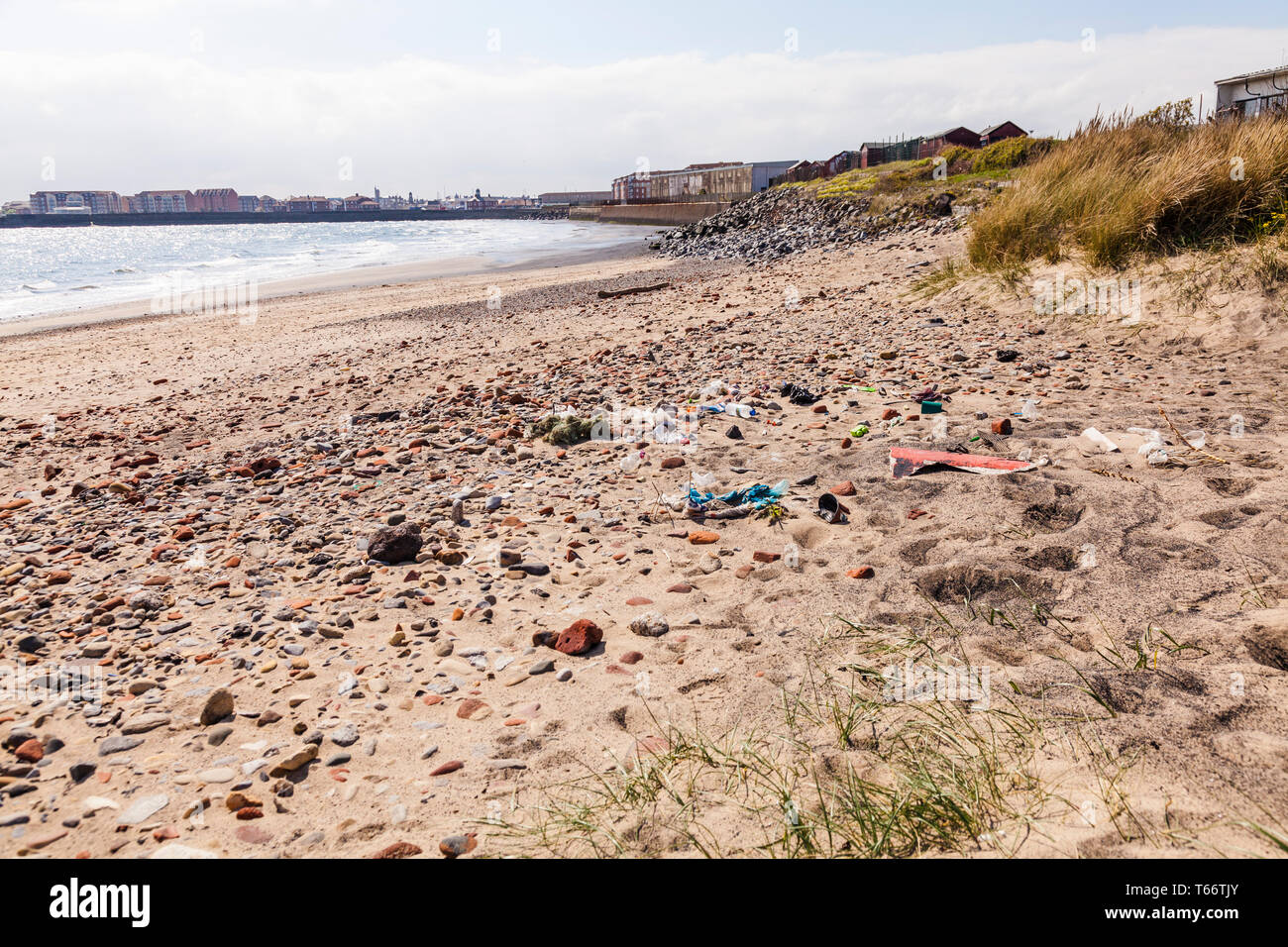 Varios elementos de plástico, botellas, etc. descartados o arrastrados hasta la playa en Hartlepool, Inglaterra,Reino Unido, más pruebas de contaminación plástica. Foto de stock