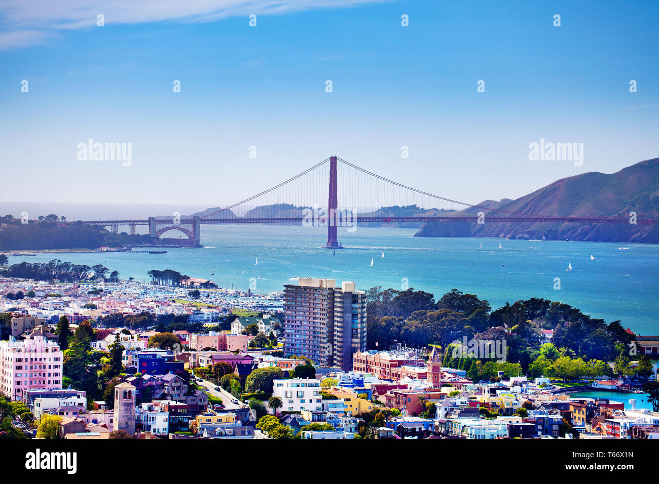 Vista aérea de la zona de la bahía de San Francisco con el Golden Gate Bridge en día soleado, EE.UU. Foto de stock