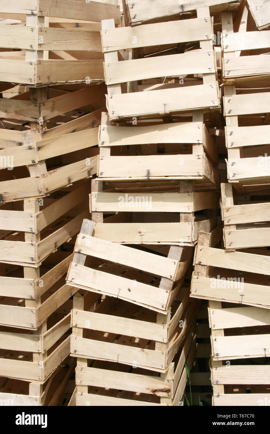 Doméstico venganza puesto Un montón de cajas de madera para el almacenamiento de frutas o verduras  Fotografía de stock - Alamy