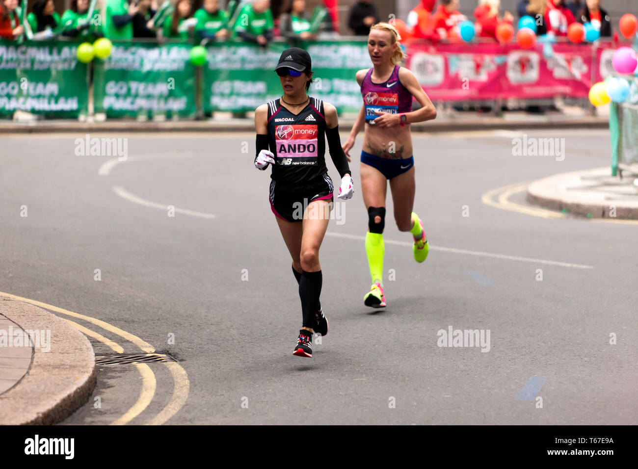 Las mujeres atletas de élite, yuca Ando y Lilla Fiskovici, compitiendo en la Maratón de Londres de 2019. Terminaron en 12ª y 13ª plazas, respectivamente. Foto de stock