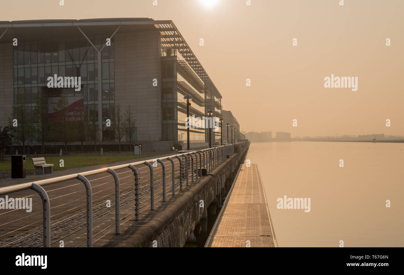 El Newham Dockside al amanecer brumoso día Foto de stock