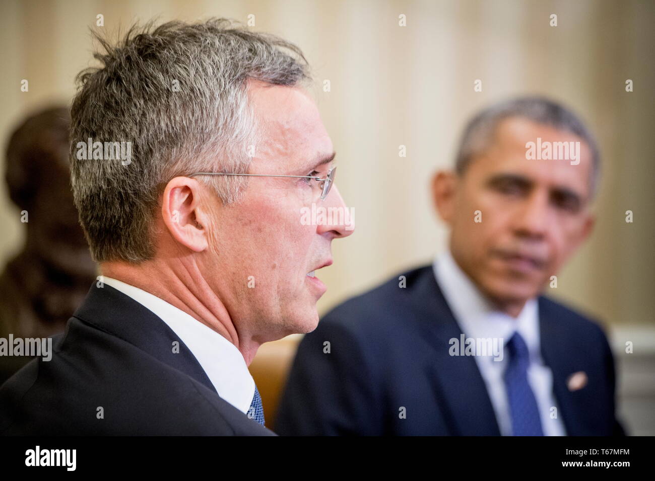 Secretario General de la OTAN, el Sr. Jens Stoltenberg, visita la Casa Blanca y el presidente estadounidense Barack Obama. Foto de stock