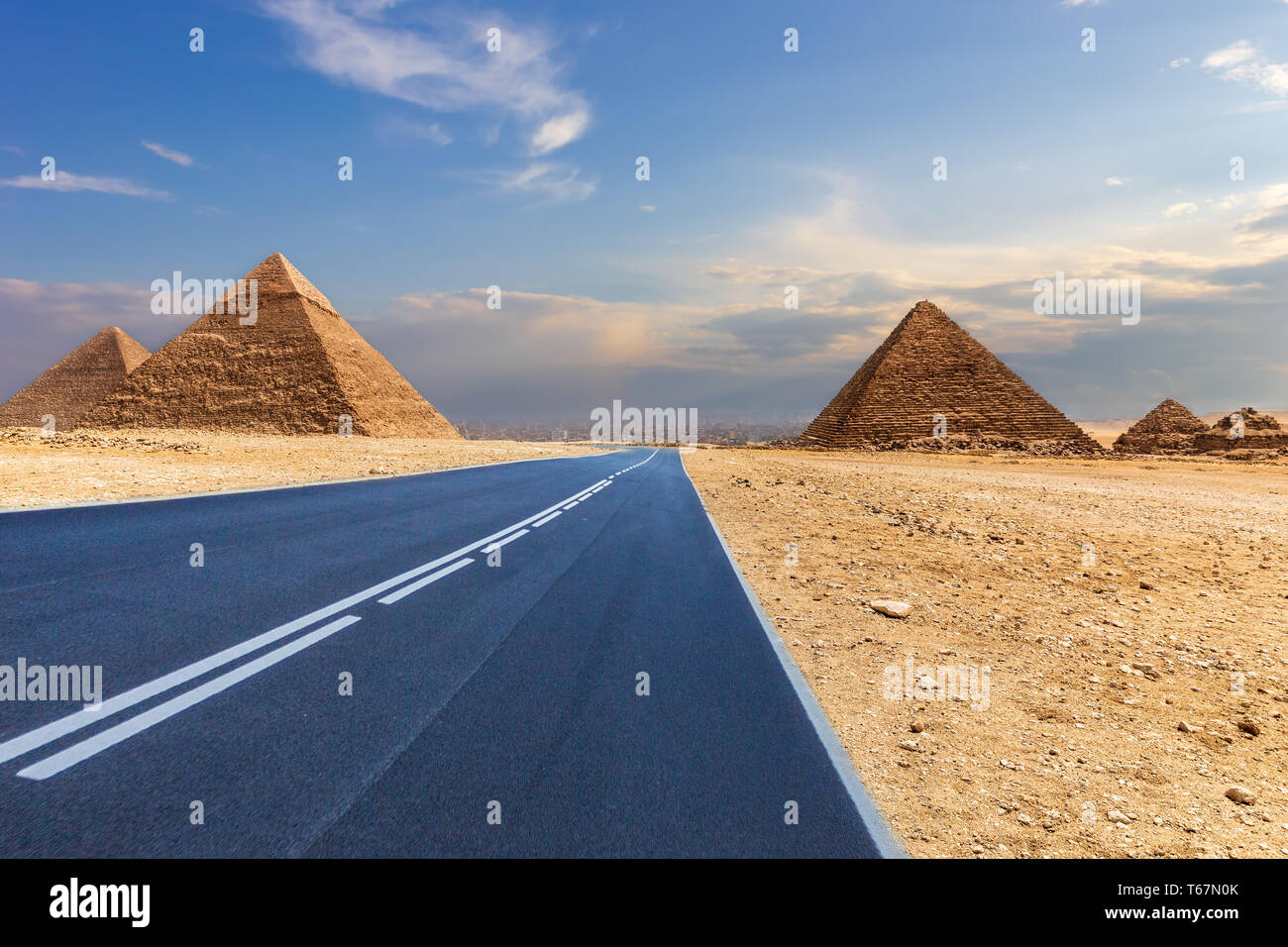 Las pirámides de Giza y un camino en el desierto, Egipto, ningún pueblo. Foto de stock
