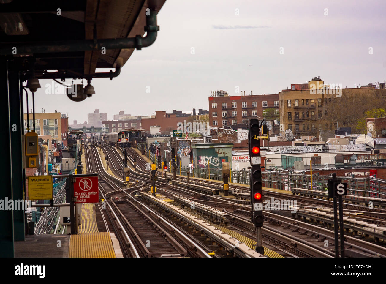 Tubería de enjuague del metro elevado en Queens en Nueva York el sábado, 20 de abril de 2019. (Â© Richard B. Levine) Foto de stock