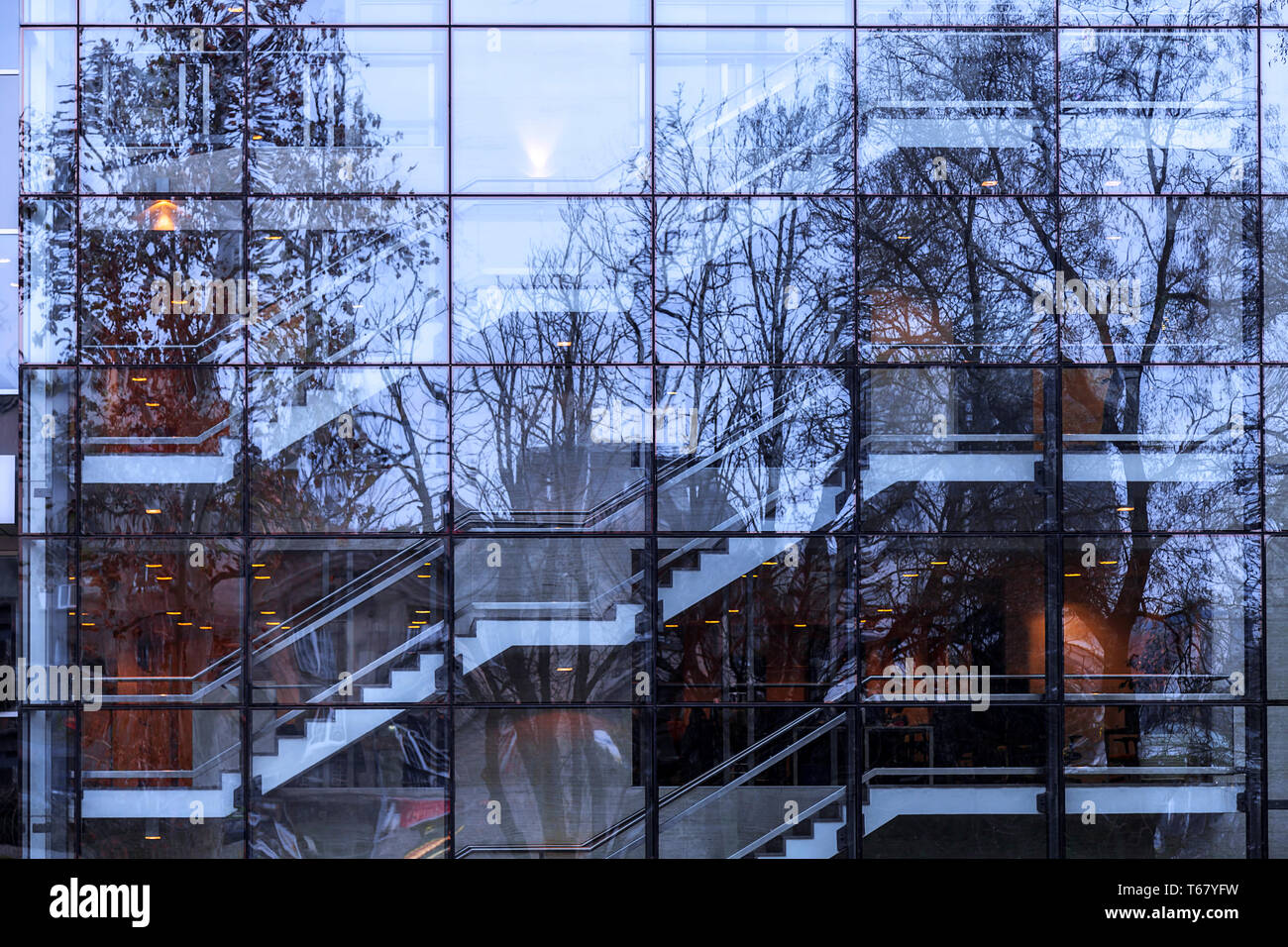 La arquitectura moderna de vidrio faÃ§ade con escaleras interiores  construcción y reflejo de los árboles en el parque. Naturaleza vs urbano.  Belgrado, Serbia. Resumen imag Fotografía de stock - Alamy