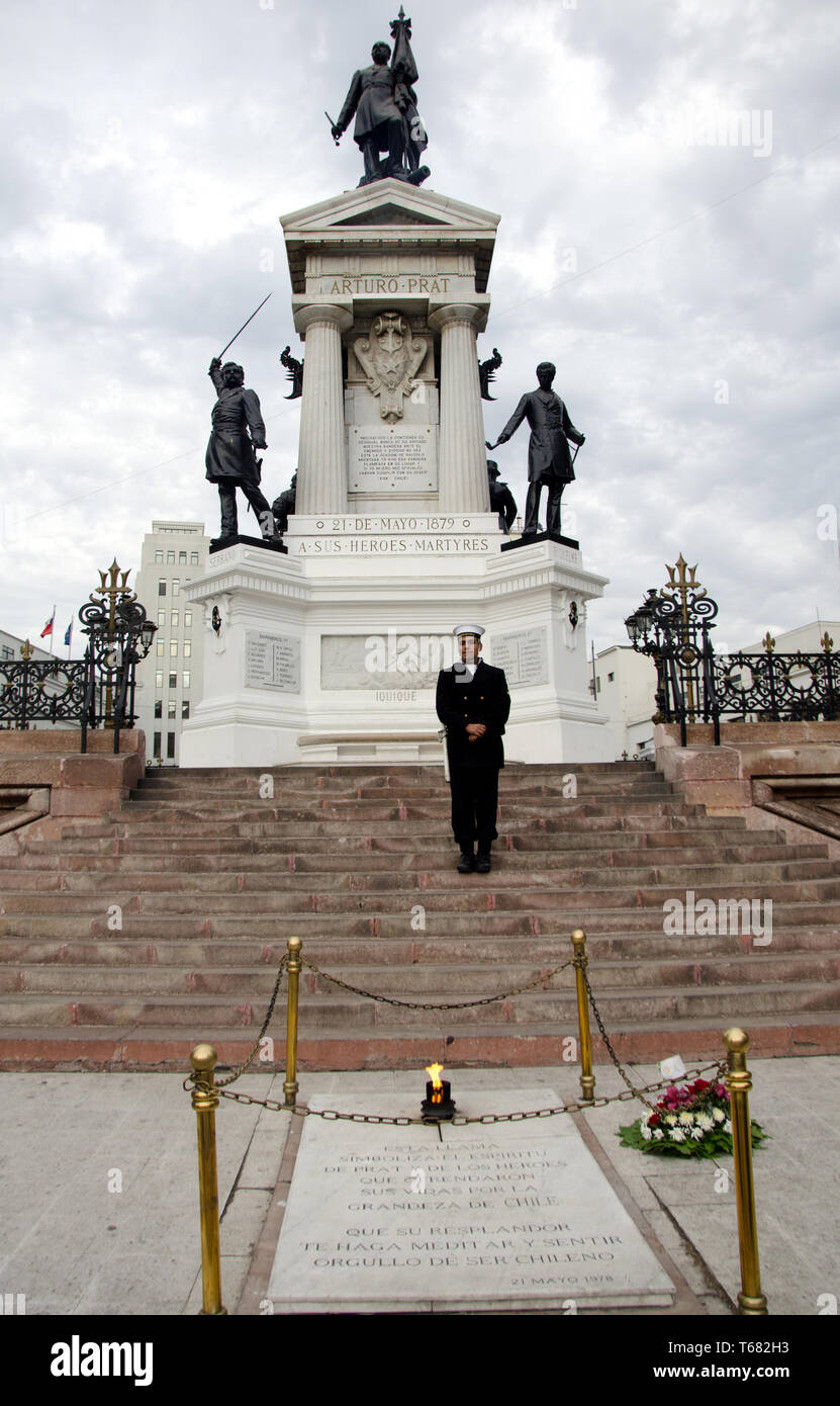 Monumento navales en la Plaza Sotomayor, Valparaíso, a los héroes de Iquique", una batalla del siglo XIX; un marinero está por encima de una cita y una flama eterna Foto de stock