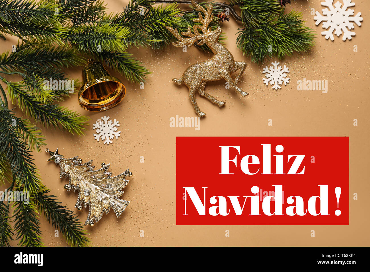 Bellas decoraciones navideñas con texto FELIZ NAVIDAD sobre fondo de color  Fotografía de stock - Alamy