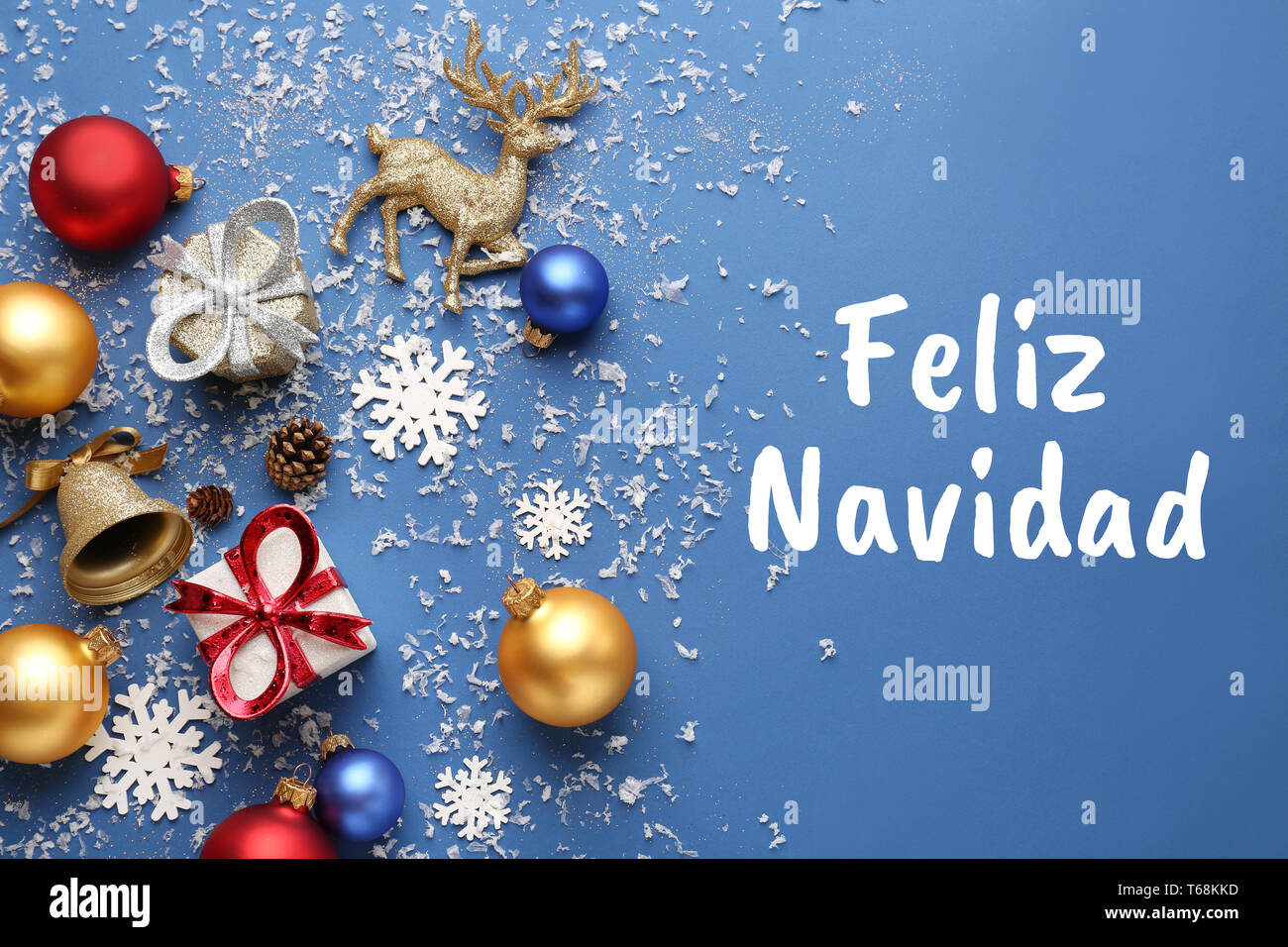 Bellas decoraciones navideñas con texto FELIZ NAVIDAD sobre fondo de color  Fotografía de stock - Alamy