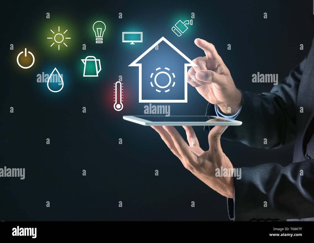 Empresario con Tablet PC mediante interfaz futurista de la automatización del hogar inteligente sobre fondo oscuro Foto de stock