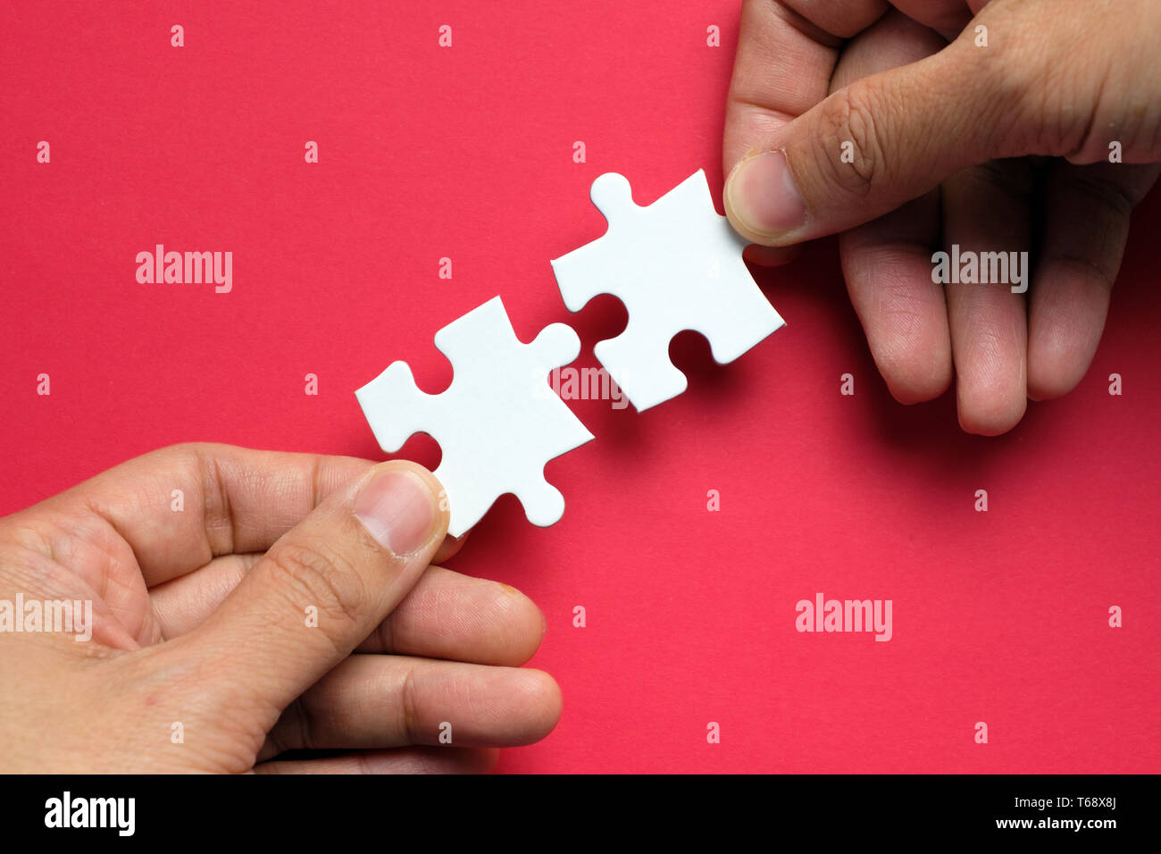 Concepto de asociación con las manos haciendo un puzle Foto de stock