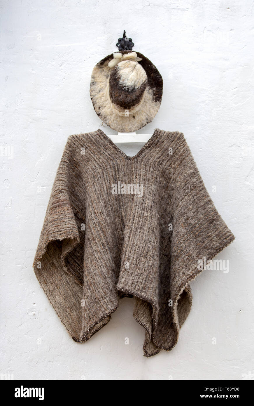 Poncho ruana fotografías e imágenes de alta resolución - Alamy