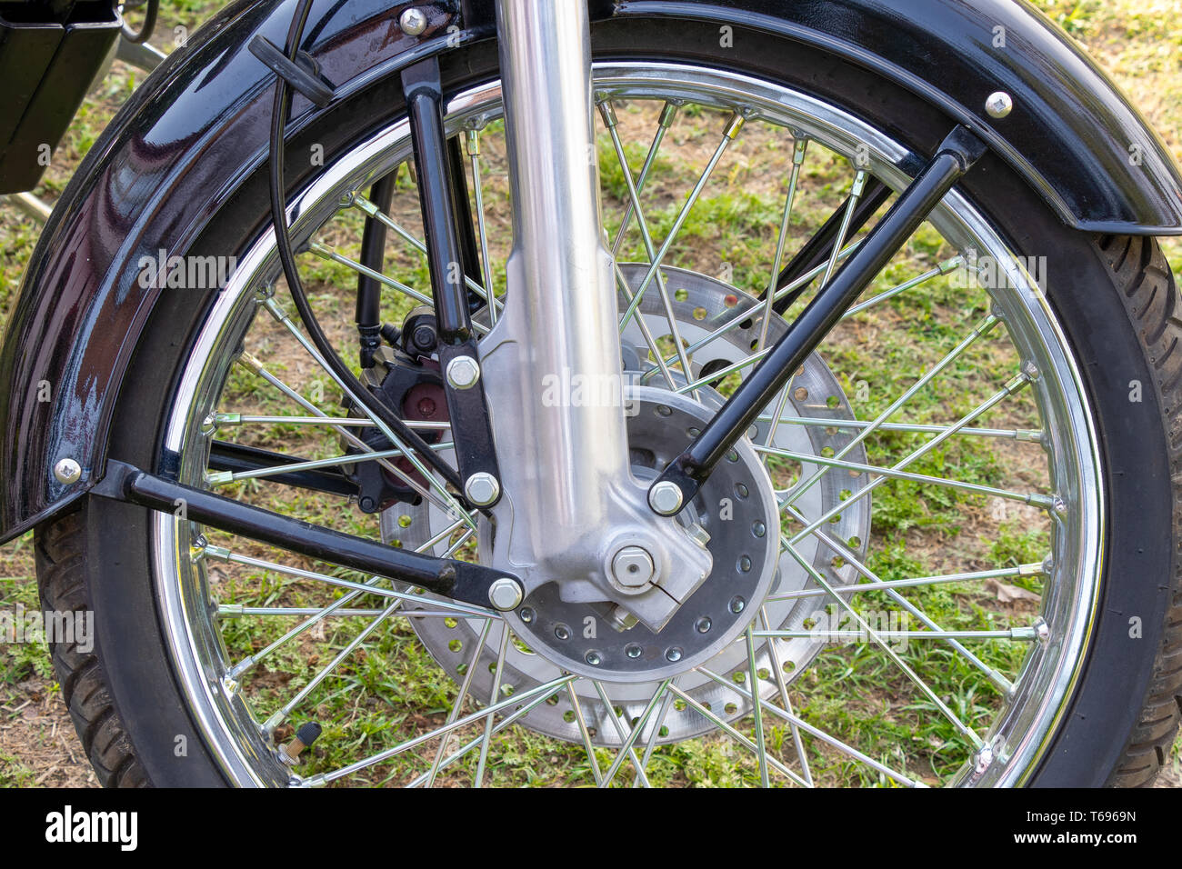 Freno de disco delantero de bicicleta vista cercana del lado derecho, moto  o mecanismo de frenado de motocicleta Fotografía de stock - Alamy