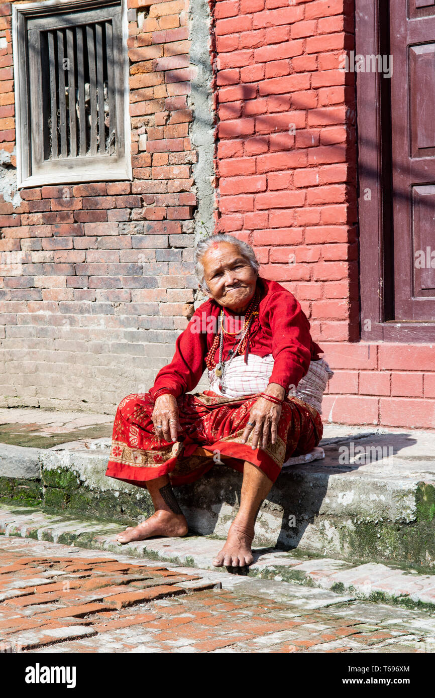 Bhaktapur / Valle de Katmandú, Nepal - Abril 17th, 2019 - celebraciones del Año Nuevo nepalí mostrando anciana en la ciudad. Foto de stock