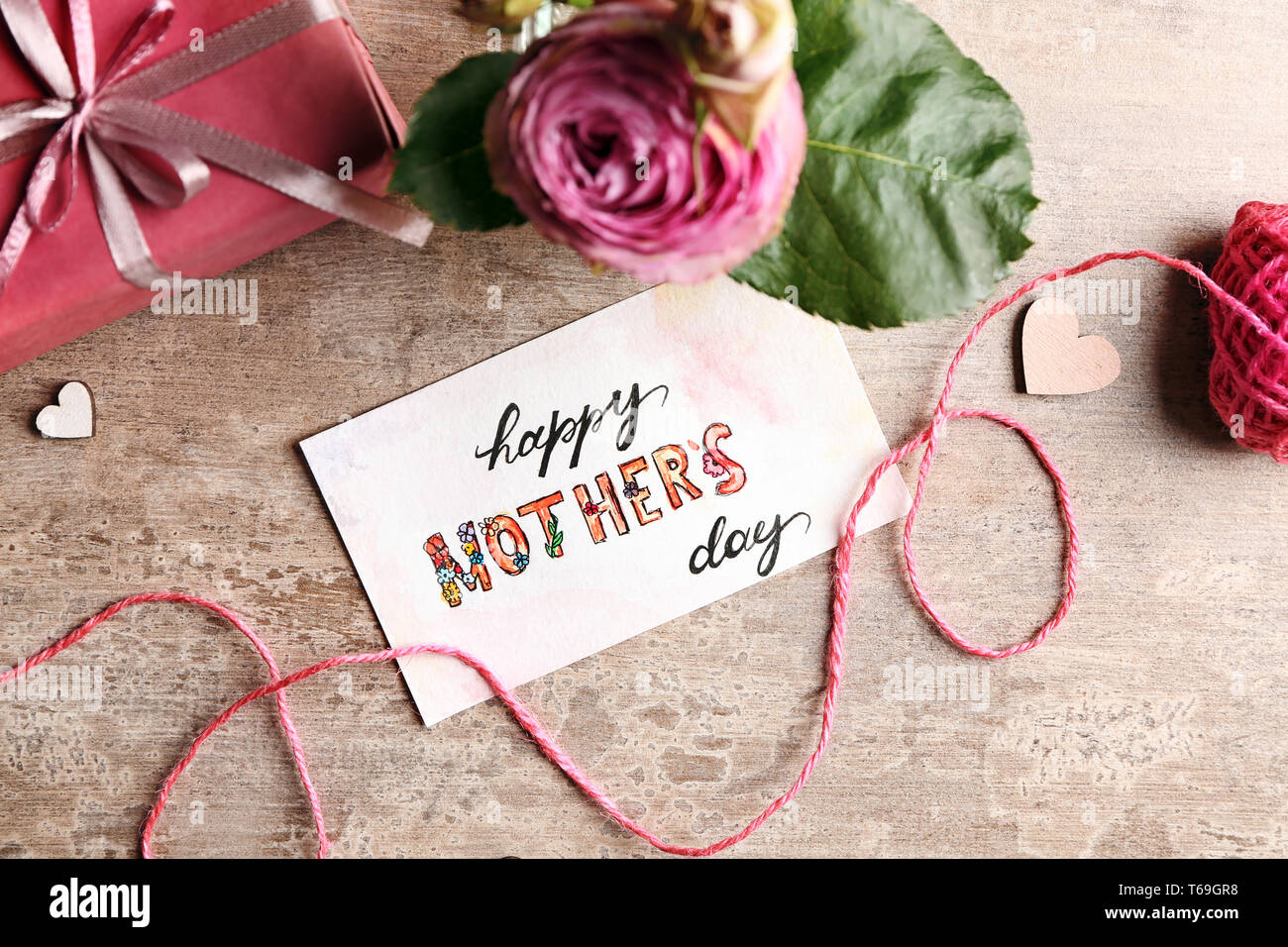 Tarjetas artesanales para el día de la madre en la mesa Fotografía de stock  - Alamy
