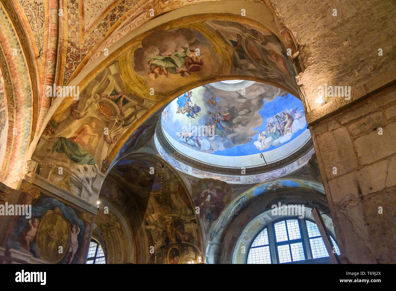 Brescia, Italia - 21 de octubre de 2018: Interior del Duomo Vecchio o Catedral Vieja, Concattedrale invernale di Santa Maria Assunta Foto de stock