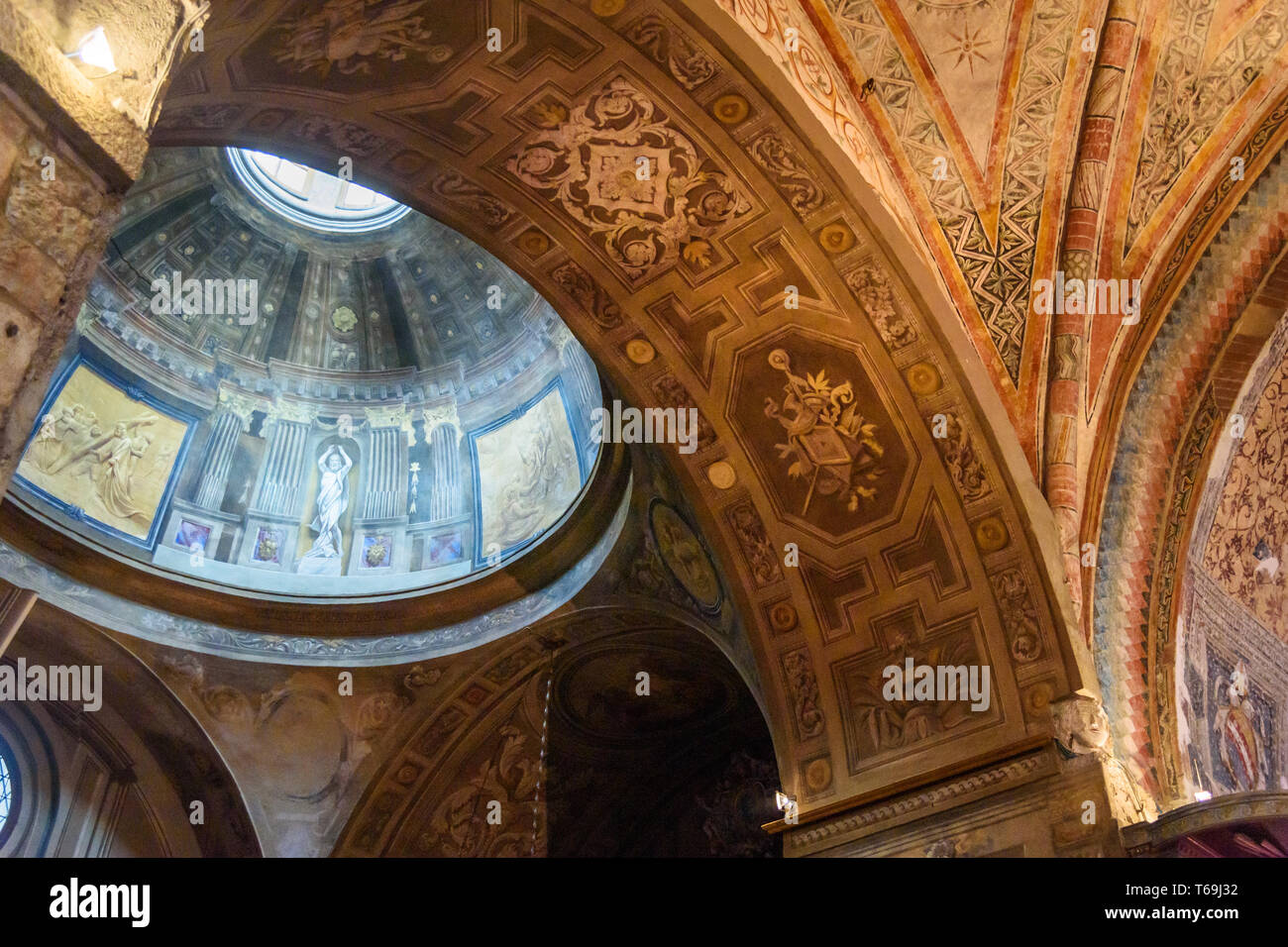 Brescia, Italia - 21 de octubre de 2018: Interior del Duomo Vecchio o Catedral Vieja, Concattedrale invernale di Santa Maria Assunta Foto de stock
