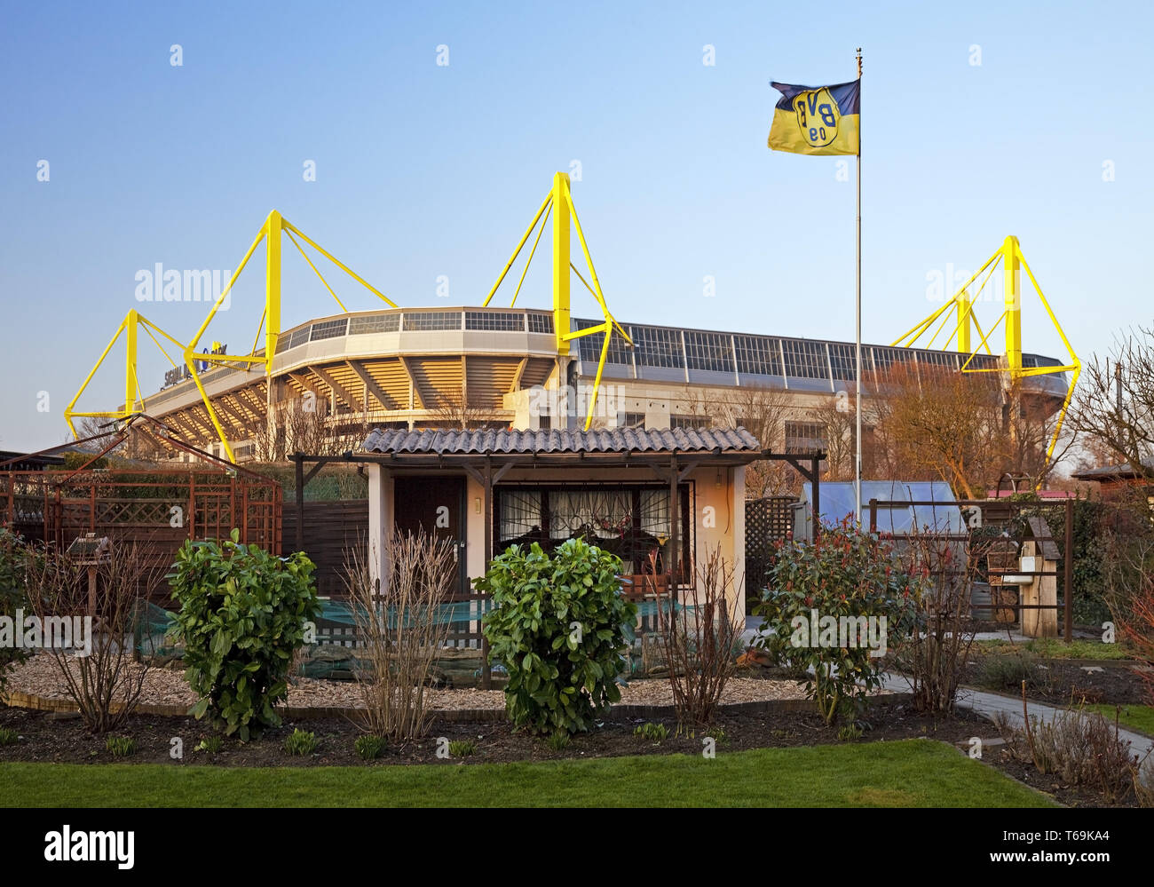 Compartir el jardín de enfrente del estadio de fútbol Signal Iduna Park de BVB, Dortmund, Alemania Foto de stock