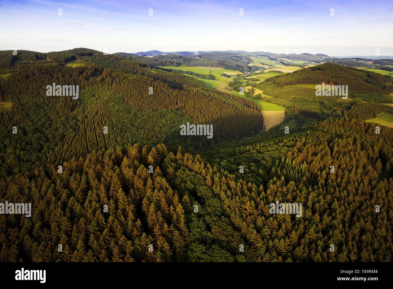Vista aérea de un paisaje cercano, Eslohe Lochtrup, Sauerland, Renania del Norte-Westfalia, Alemania, Europa Foto de stock