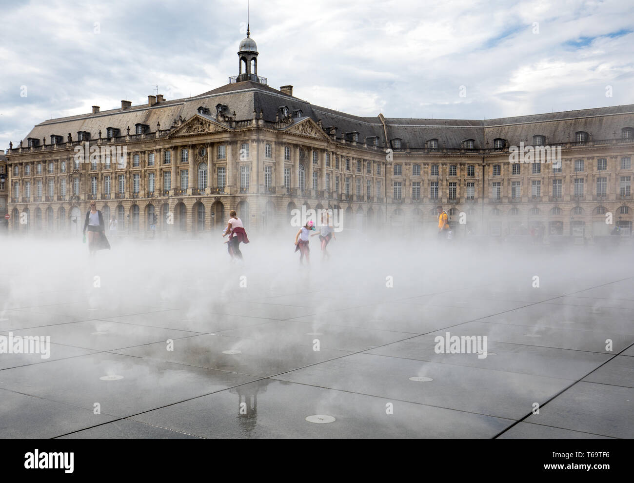 Burdeos, Francia - 9 de septiembre de 2018: efecto de niebla en el espejo  de agua en la parte delantera de la Bolsa (Plaza de la Bourse), Burdeos  (Francia Fotografía de stock - Alamy