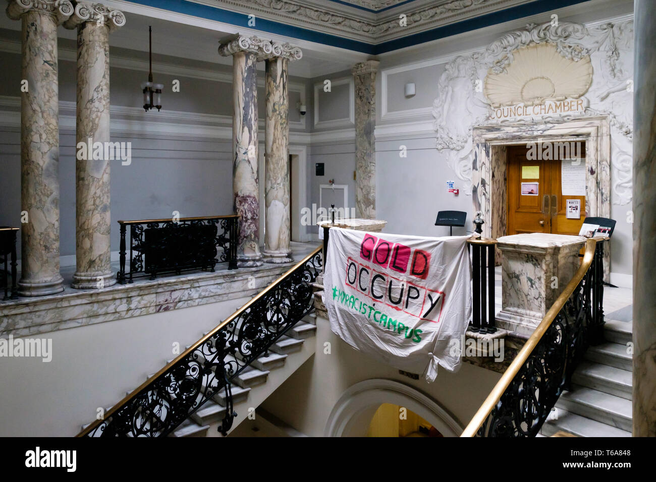 Londres, Reino Unido. El 30 de abril de 2018. Orfebres acción antirracista celebrar los 50 días de la ocupación del edificio de administración, el antiguo Ayuntamiento de Deptford con una parte. La ocupación que comenzó cuando la universidad no responden adecuadamente a los insultos racistas de un candidato en las elecciones estudiantiles. Los estudiantes afirman que la universidad falla para tratar BAME estudiantes y trabajadores bastante, y entre otras demandas insisten orfebres elabora un plan estratégico para combatir el racismo. Crédito: Peter Marshall/Alamy Live News Foto de stock