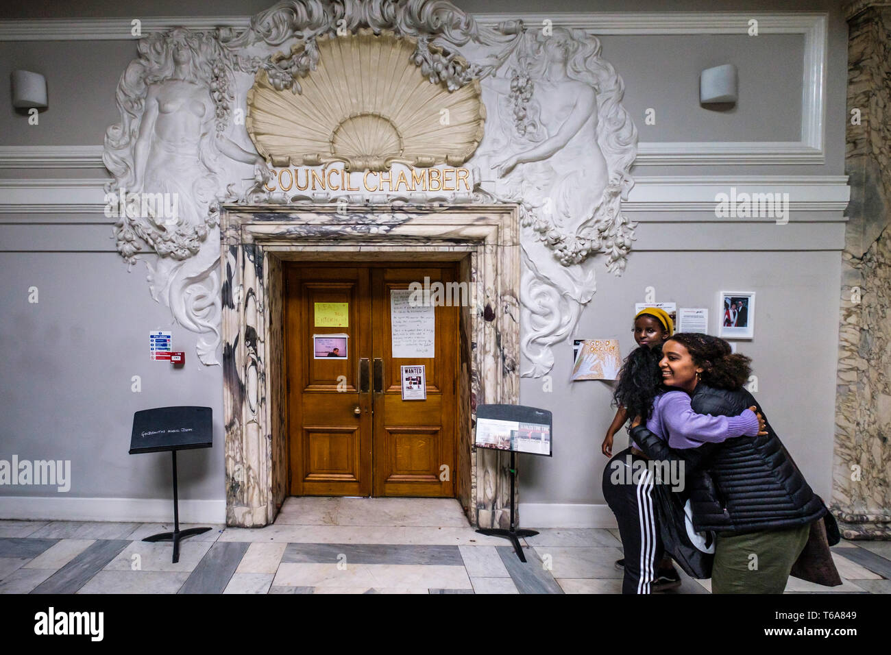 Londres, Reino Unido. El 30 de abril de 2018. Orfebres acción antirracista celebrar los 50 días de la ocupación del edificio de administración, el antiguo Ayuntamiento de Deptford con una parte. La ocupación que comenzó cuando la universidad no responden adecuadamente a los insultos racistas de un candidato en las elecciones estudiantiles. Los estudiantes afirman que la universidad falla para tratar BAME estudiantes y trabajadores bastante, y entre otras demandas insisten orfebres elabora un plan estratégico para combatir el racismo. Crédito: Peter Marshall/Alamy Live News Foto de stock