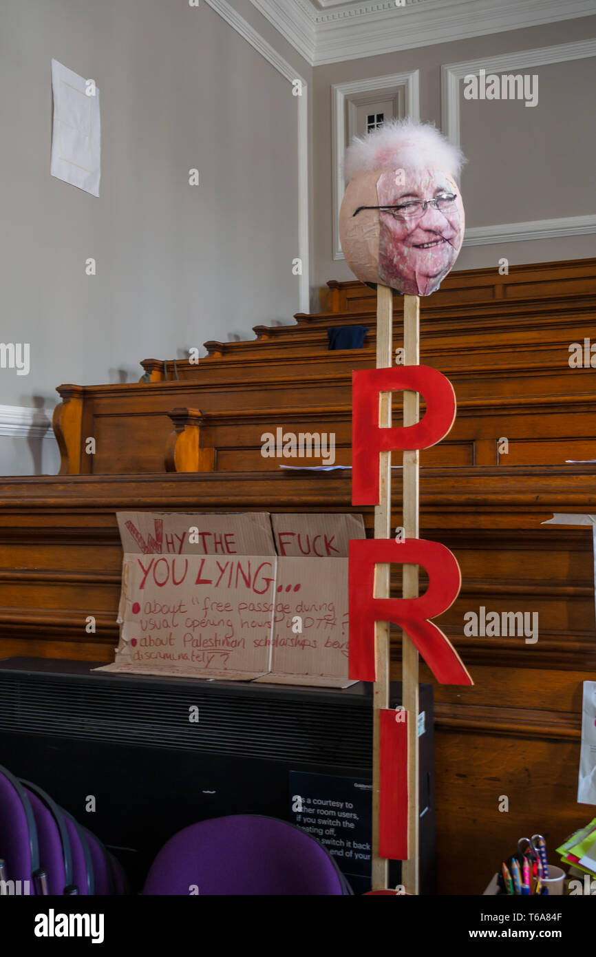 Londres, Reino Unido. El 30 de abril de 2018. Orfebres acción antirracista celebrar los 50 días de la ocupación del edificio de administración, el antiguo Ayuntamiento de Deptford con una parte. La ocupación que comenzó cuando la universidad no responden adecuadamente a los insultos racistas de un candidato en las elecciones estudiantiles. Los estudiantes afirman que la universidad falla para tratar BAME estudiantes y trabajadores bastante, y entre otras demandas insisten orfebres elabora un plan estratégico para combatir el racismo. Crédito: Peter Marshall/Alamy Live News Foto de stock