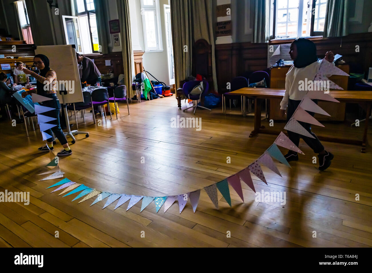 Londres, Reino Unido. El 30 de abril de 2018. Orfebres acción antirracista celebrar 50 días de ocupación del antiguo Ayuntamiento de Deptford y decorar la sala del consejo para un tercero. La ocupación que comenzó cuando la universidad no responden adecuadamente a los insultos racistas de un candidato en las elecciones estudiantiles. Los estudiantes afirman que la universidad falla para tratar BAME estudiantes y trabajadores bastante, y entre otras demandas insisten orfebres elabora un plan estratégico para combatir el racismo. Crédito: Peter Marshall/Alamy Live News Foto de stock