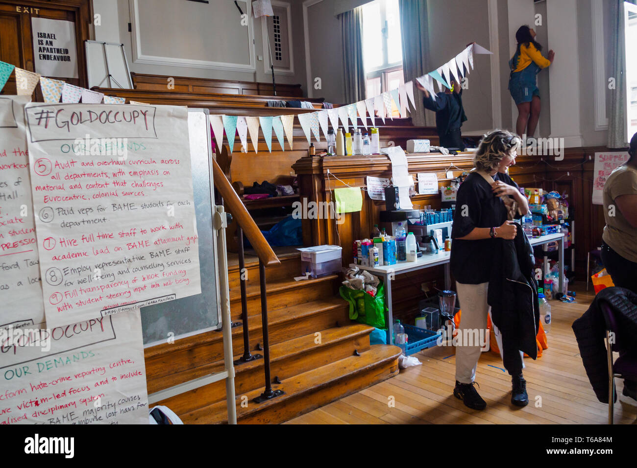 Londres, Reino Unido. El 30 de abril de 2018. Orfebres acción antirracista celebrar 50 días de ocupación del antiguo Ayuntamiento de Deptford y decorar la sala del consejo para un tercero. La ocupación que comenzó cuando la universidad no responden adecuadamente a los insultos racistas de un candidato en las elecciones estudiantiles. Los estudiantes afirman que la universidad falla para tratar BAME estudiantes y trabajadores bastante, y entre otras demandas insisten orfebres elabora un plan estratégico para combatir el racismo. Crédito: Peter Marshall/Alamy Live News Foto de stock