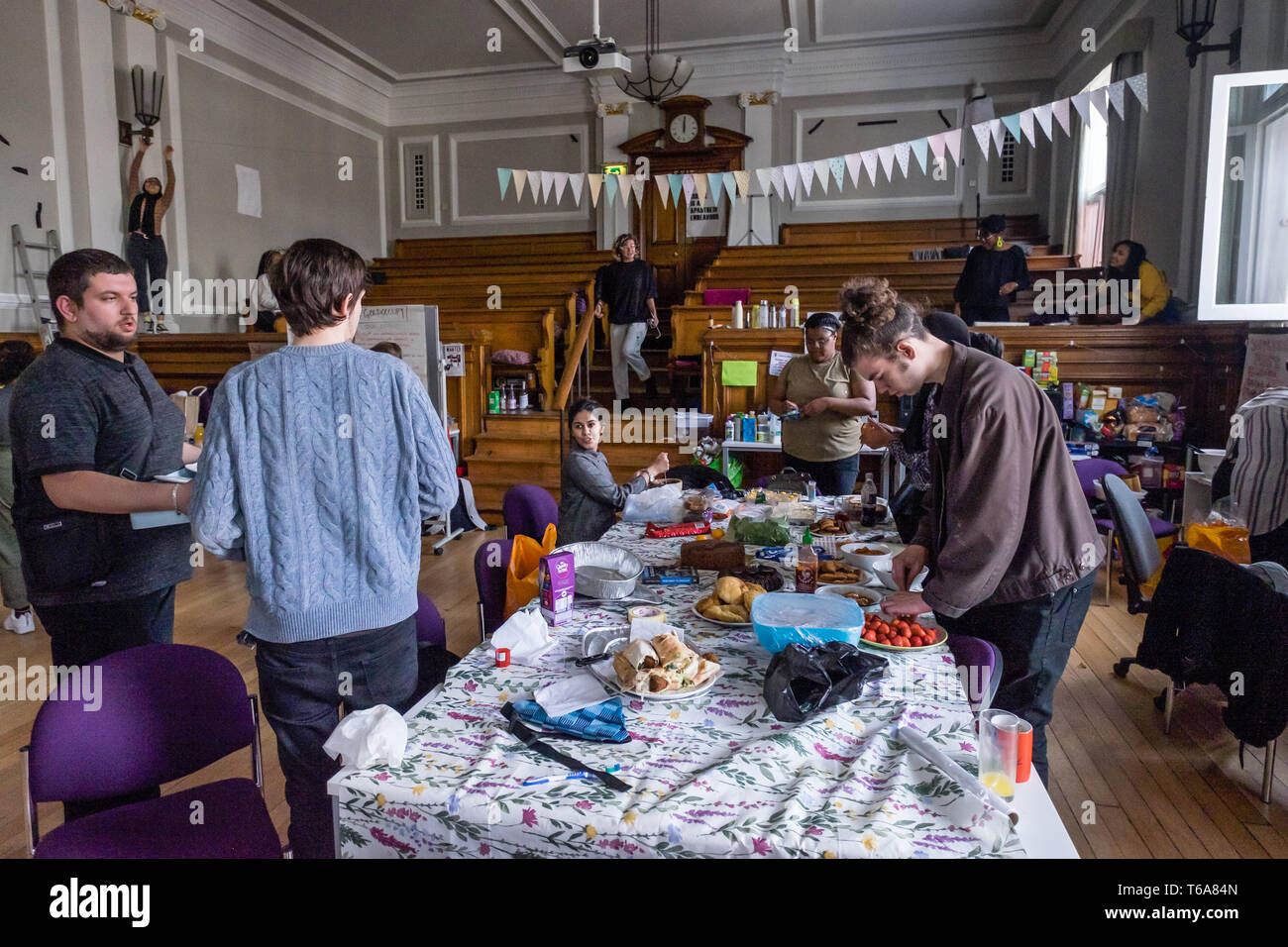 Londres, Reino Unido. El 30 de abril de 2018. Orfebres acción antirracista celebrar los 50 días de la ocupación del edificio de administración, el antiguo Ayuntamiento de Deptford y preparar la comida para una fiesta. La ocupación que comenzó cuando la universidad no responden adecuadamente a los insultos racistas de un candidato en las elecciones estudiantiles. Los estudiantes afirman que la universidad falla para tratar BAME estudiantes y trabajadores bastante, y entre otras demandas insisten orfebres elabora un plan estratégico para combatir el racismo. Crédito: Peter Marshall/Alamy Live News Foto de stock