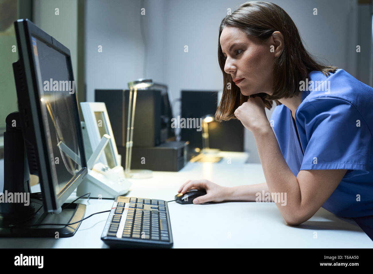 Doctor Enfermera Mirando El Monitor De La Computadora Fotos e Imágenes de  stock - Alamy