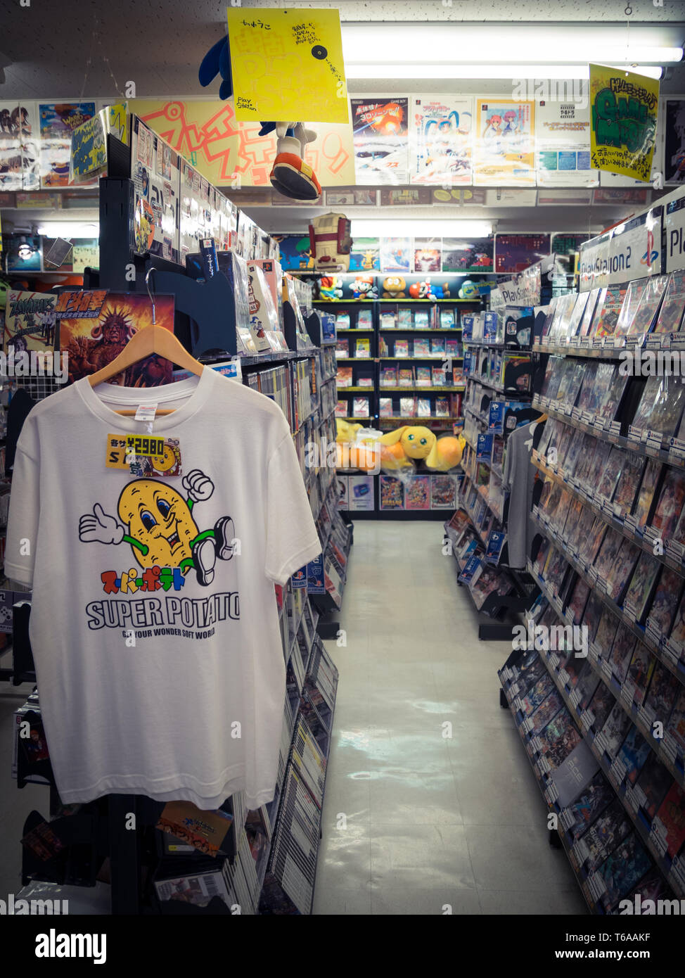 El interior de la famosa tienda de videojuegos retro, Super Potato Retro-kan, ubicada en el distrito de la Ciudad Electrónica de Akihabara, Tokio, Japón. Foto de stock