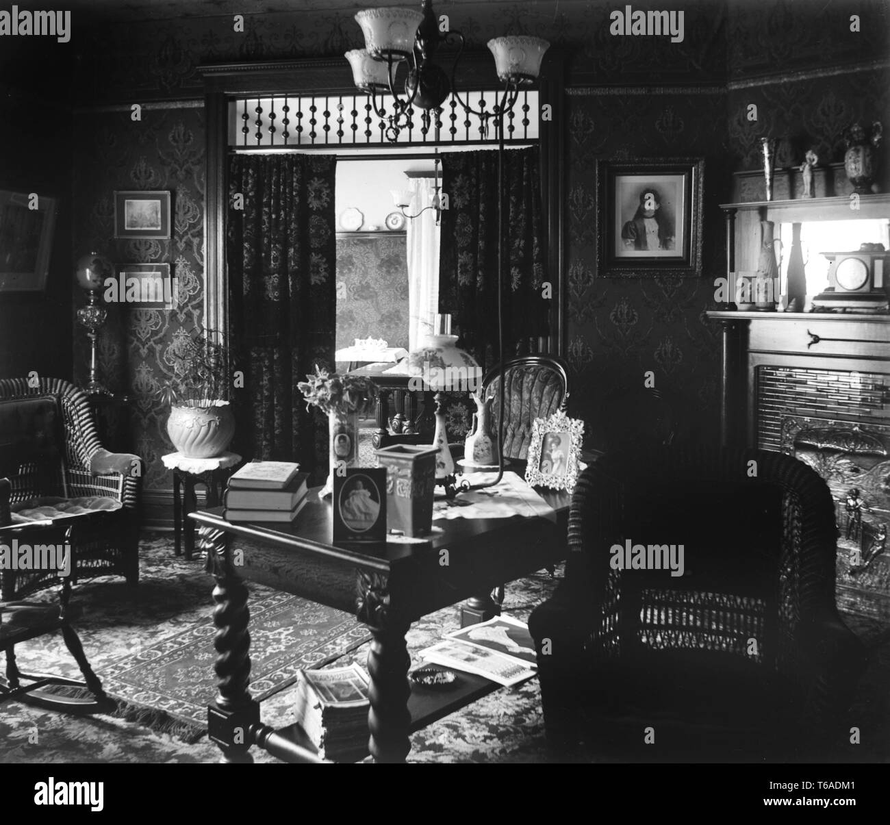 A principios del siglo XX, una sala de estar o salón, ca. 1900. Foto de stock