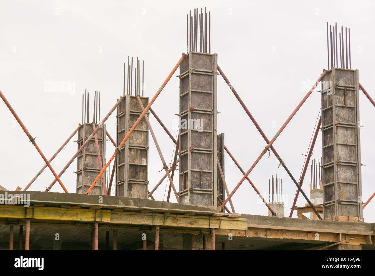 Llenar el encuadre edificios de concreto reforzado monolítico Foto de stock