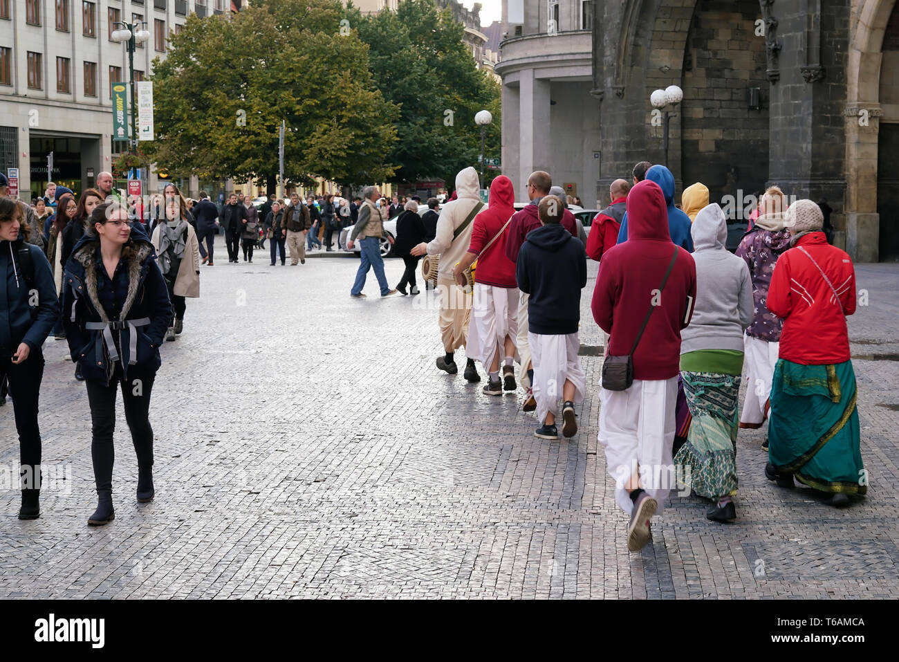 Seguidores de Hare Krishna paseo por la Ciudad Vieja de Praga. Foto de stock