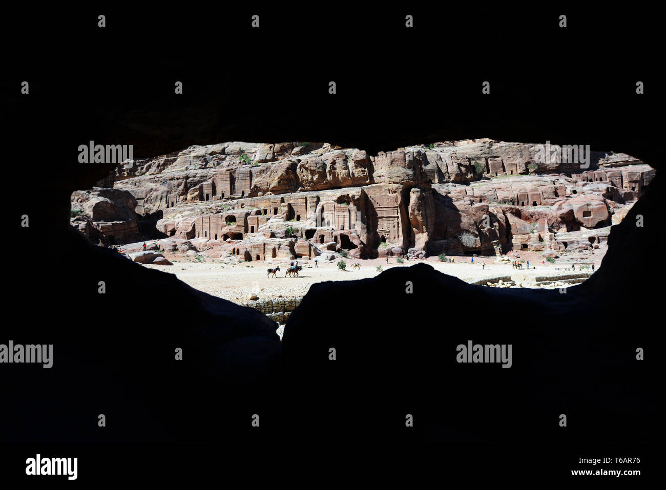Una vista de las Tumbas Reales de Petra, Jordania. Foto de stock