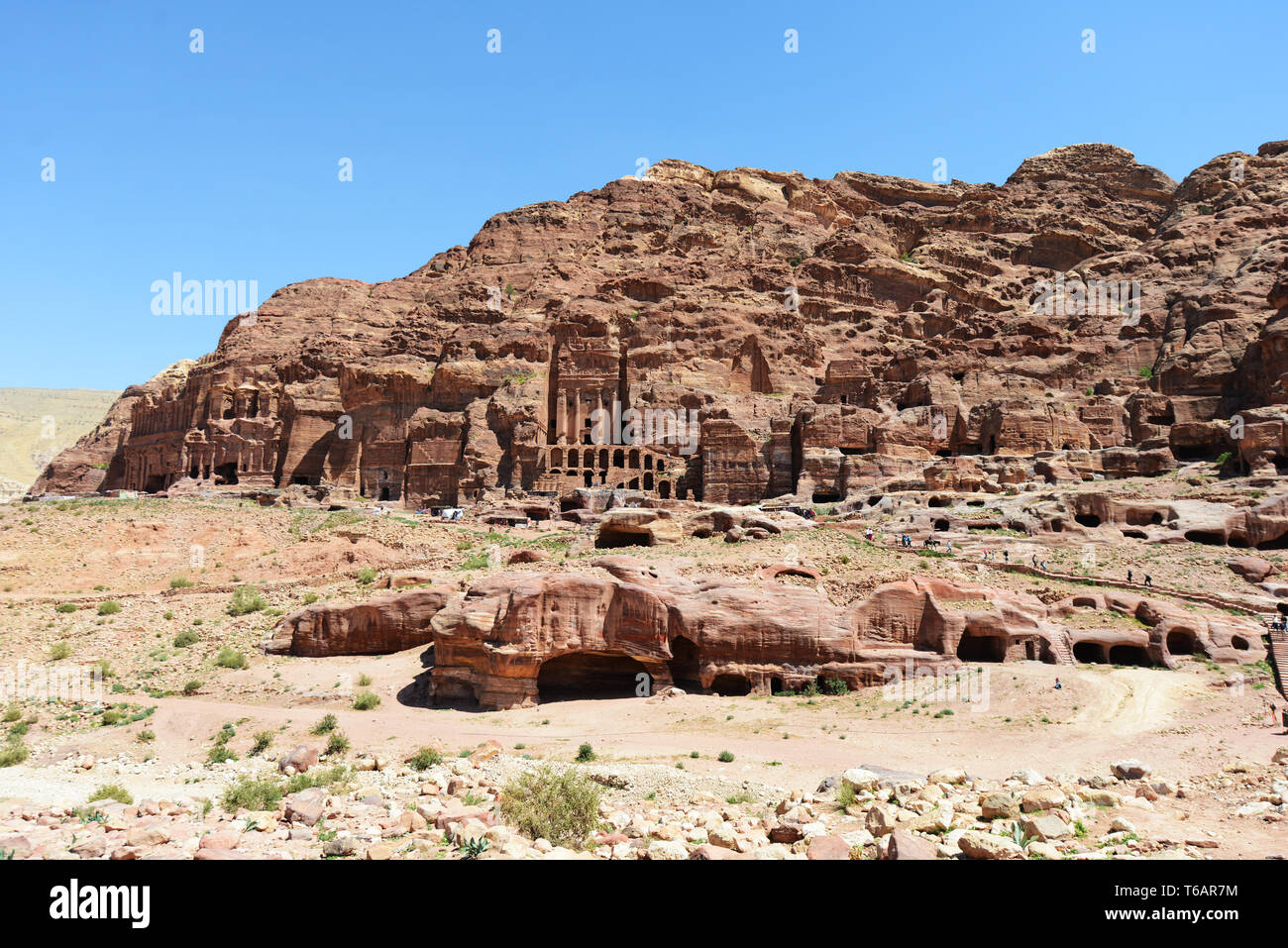 Una vista de las Tumbas Reales de Petra, Jordania. Foto de stock