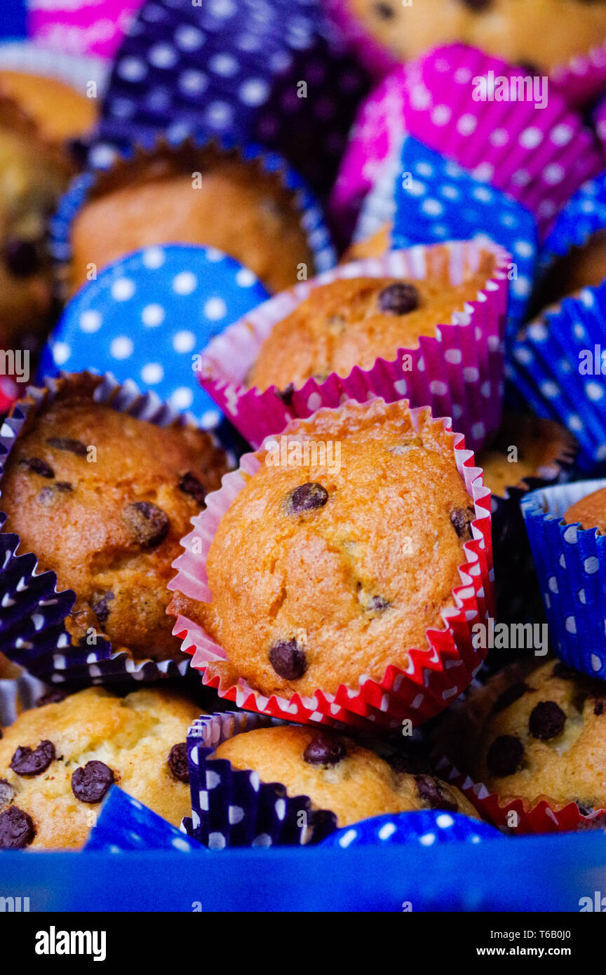 Varios coloridos decorado muffins caseros pasteles Foto de stock