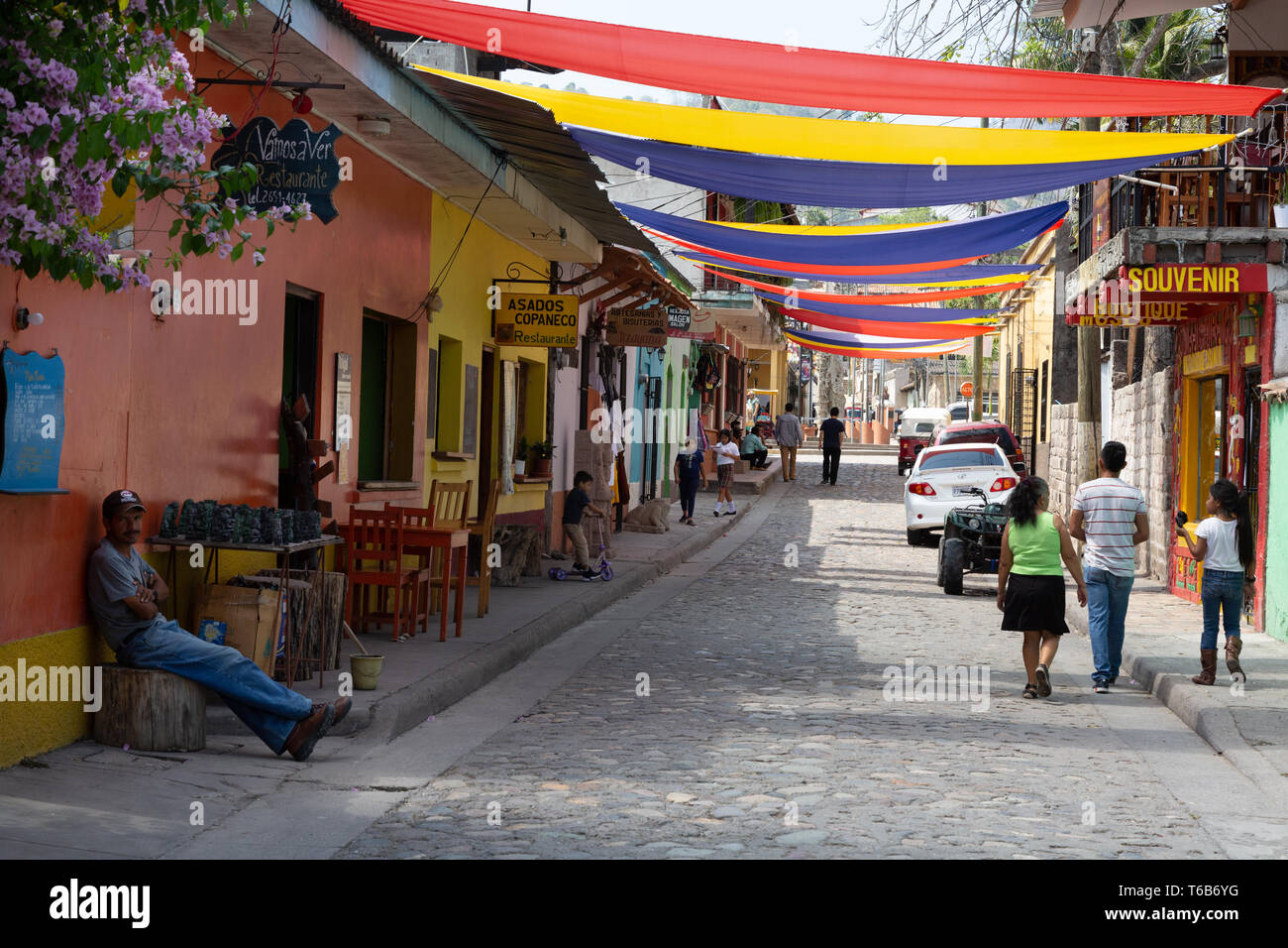 Escena callejera en la colorida ciudad de Copán Ruinas, cerca del sitio arqueológico de Copan, Honduras, América Central Foto de stock