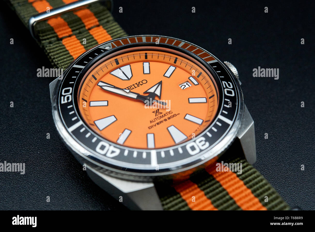 Seiko samurai diver watch con dial naranja Fotografía de stock - Alamy