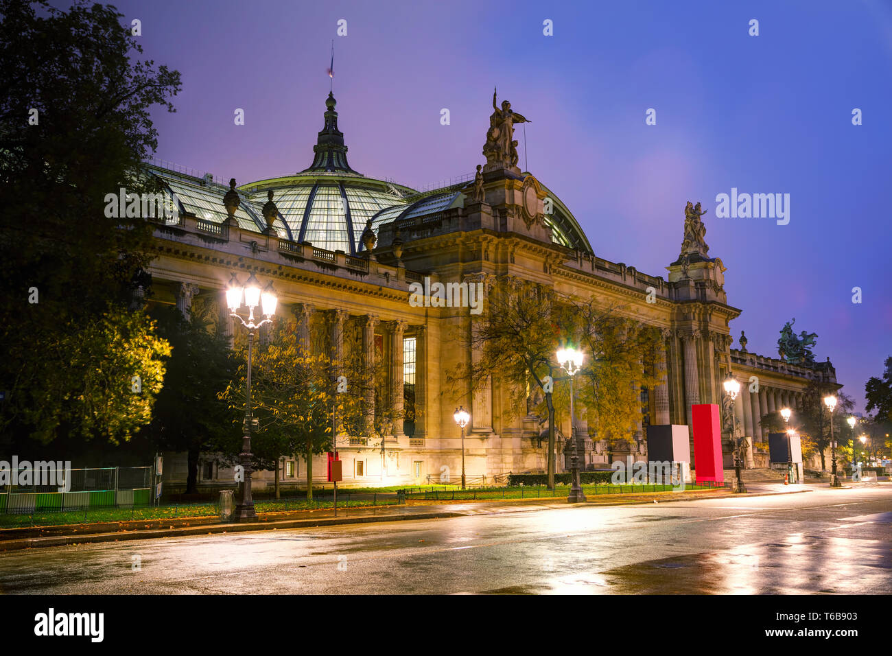 El Grand Palais de los Campos Elíseos en París, Francia Foto de stock