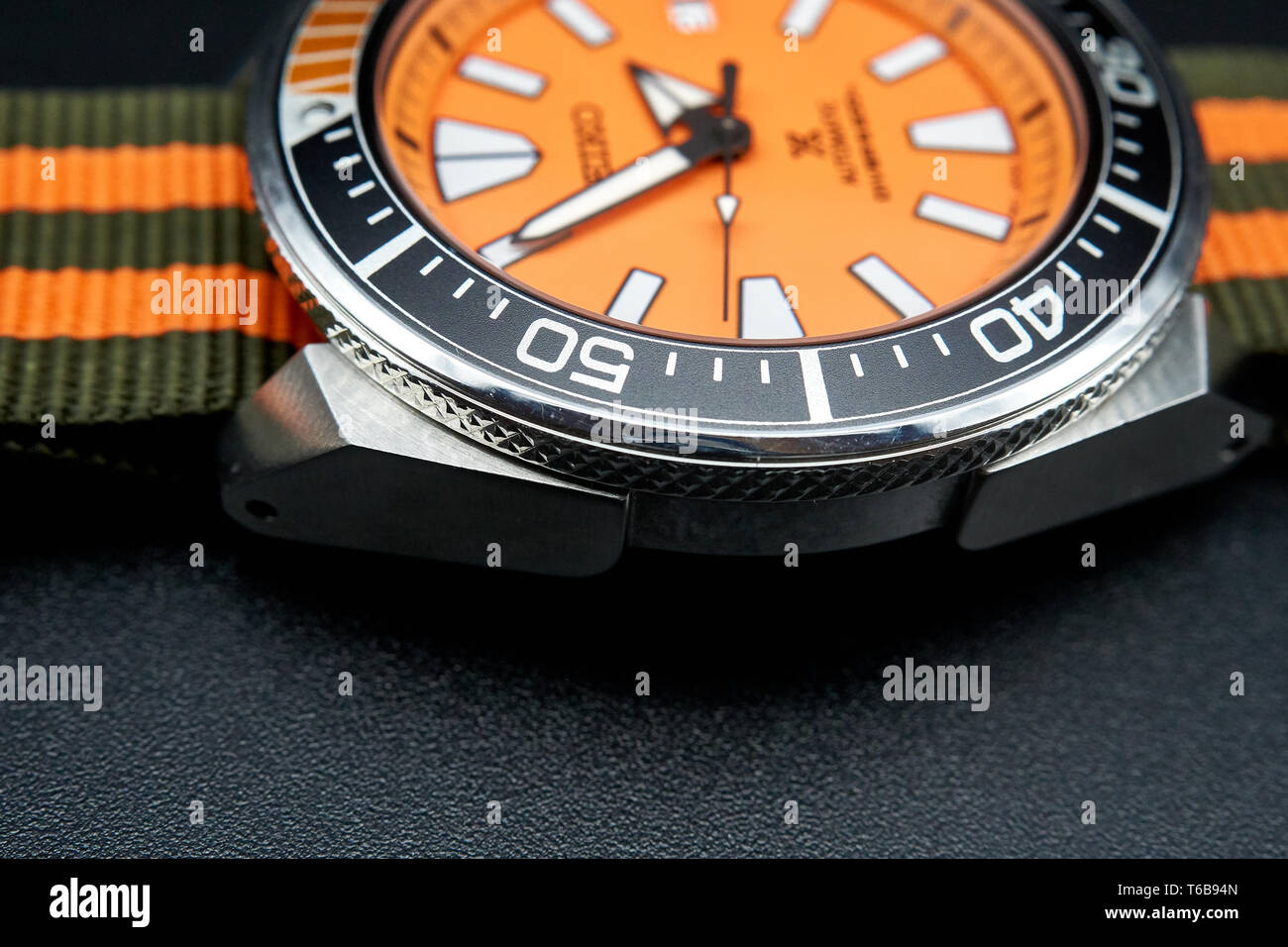 Seiko samurai diver watch con dial naranja Fotografía de stock - Alamy